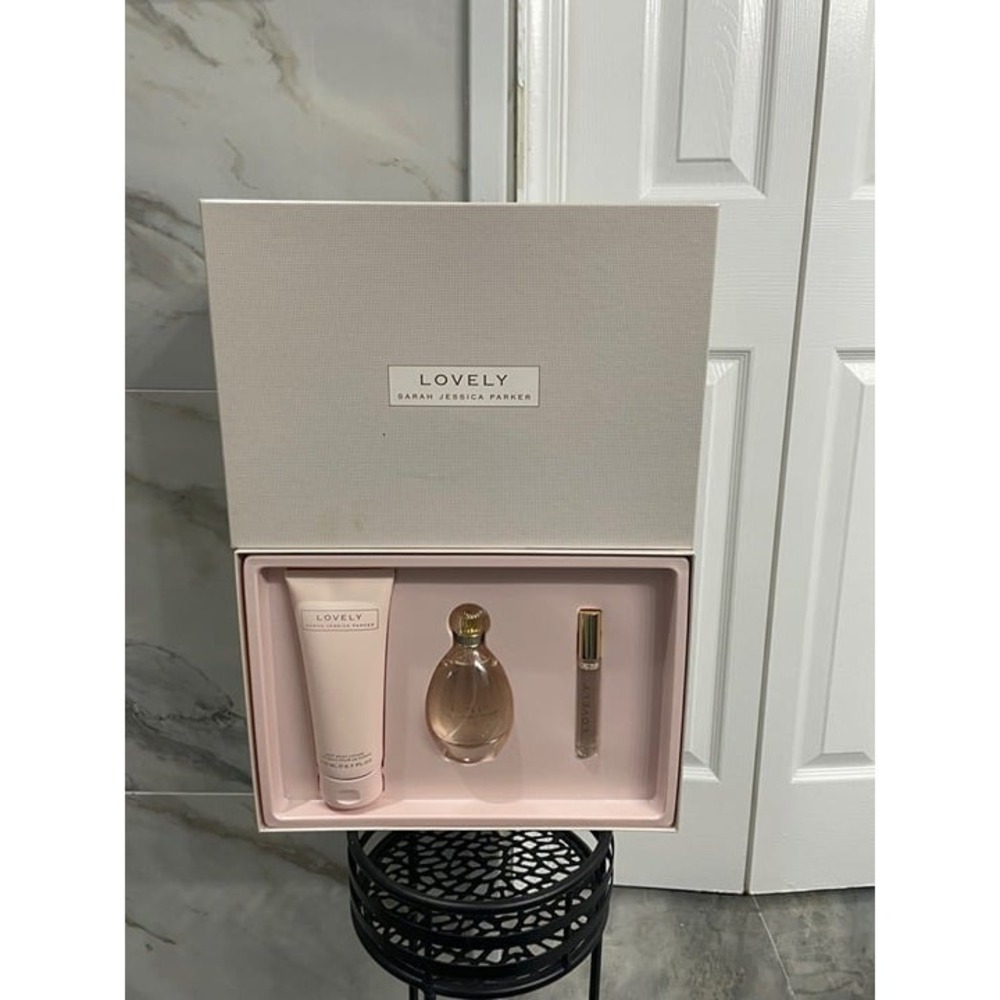 Sarah Jessica Parker Lovely 3 Piece Fragrance Gift Set EDP Lotion Rollerball - Picture 6 of 9